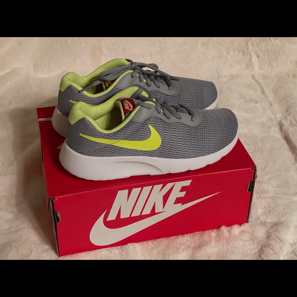 NWT 4.5 Youth Nike Tanjun Boys Sneakers